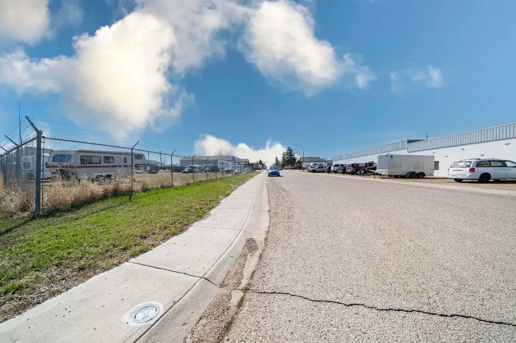 124 & 128 5 Street NE Redcliff AB T0J 2P0