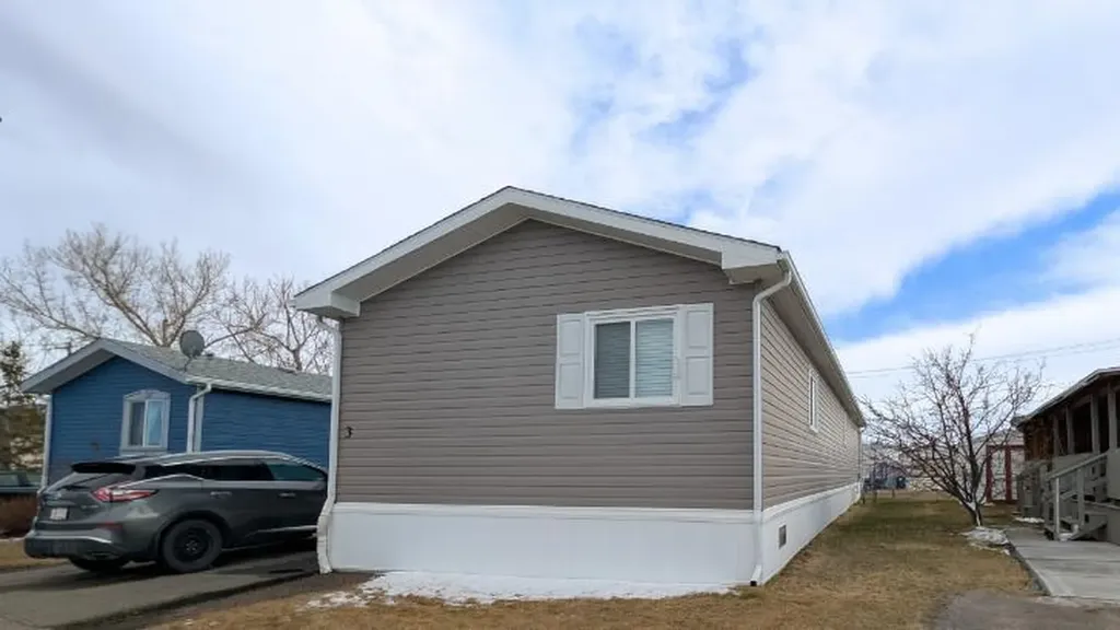 5853 4 Street W Claresholm AB T0L 0T0