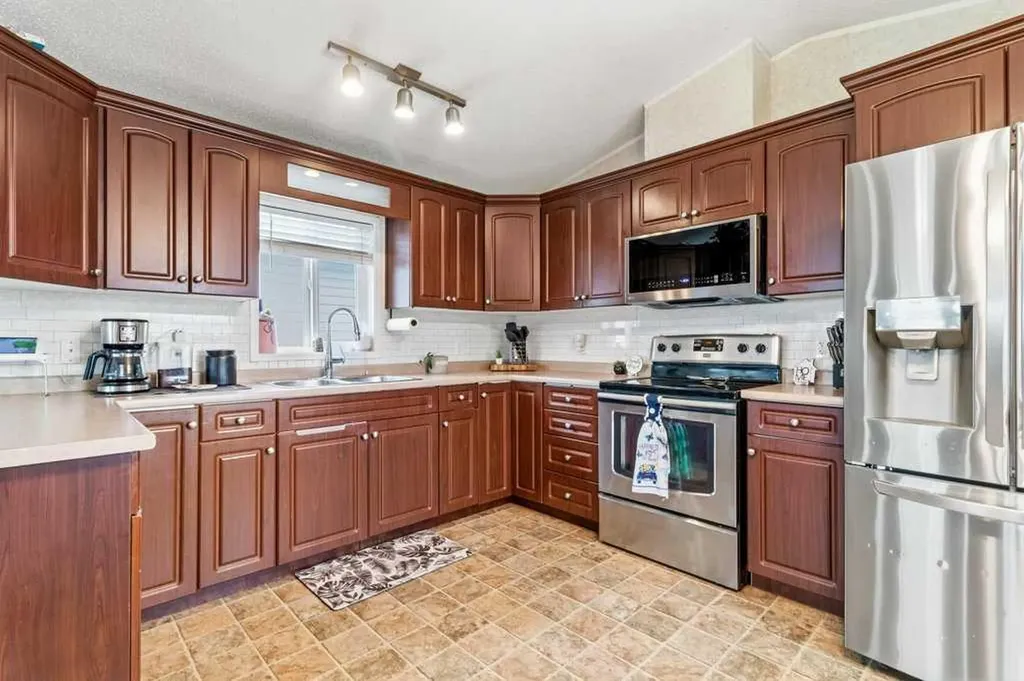 6 Baywood Place Sylvan Lake AB T4S0A7