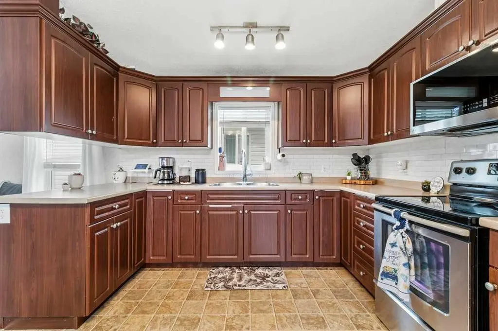 6 Baywood Place Sylvan Lake AB T4S0A7