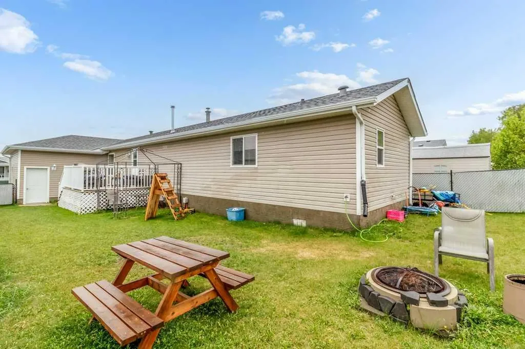 6 Baywood Place Sylvan Lake AB T4S0A7