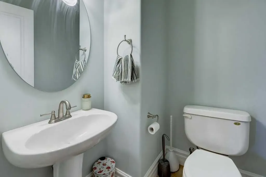 449 20 Avenue NE Calgary AB T2E 1R3