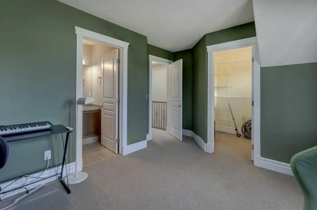 449 20 Avenue NE Calgary AB T2E 1R3