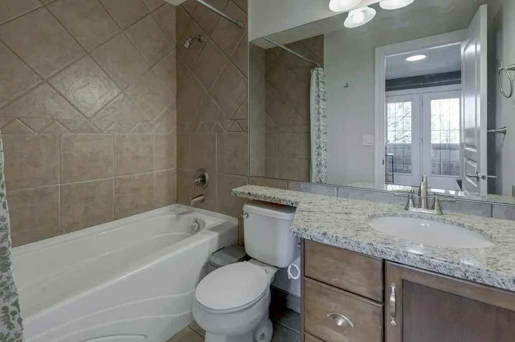 449 20 Avenue NE Calgary AB T2E 1R3