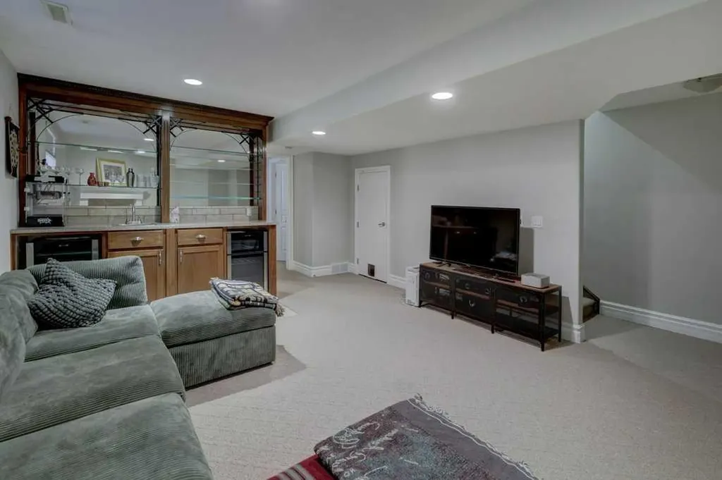 449 20 Avenue NE Calgary AB T2E 1R3
