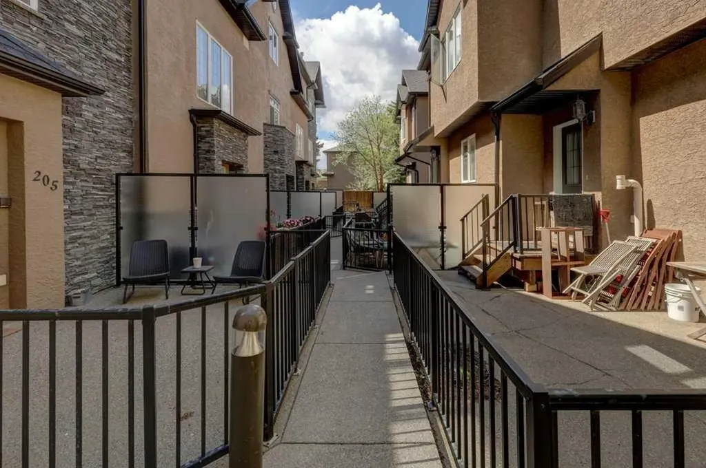 449 20 Avenue NE Calgary AB T2E 1R3