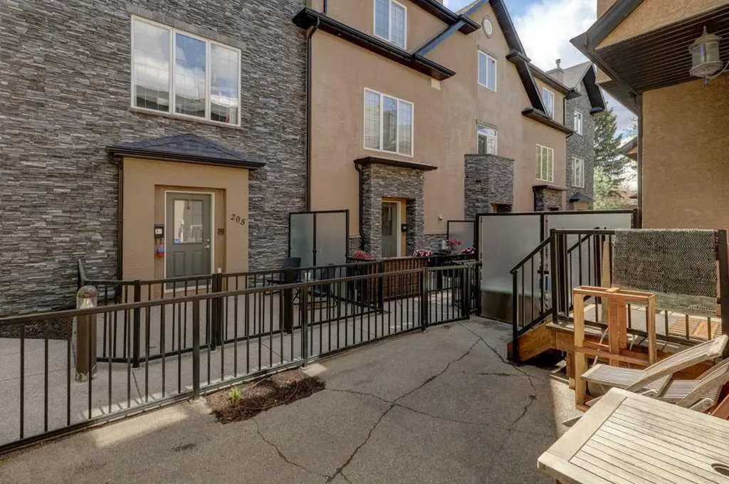 449 20 Avenue NE Calgary AB T2E 1R3
