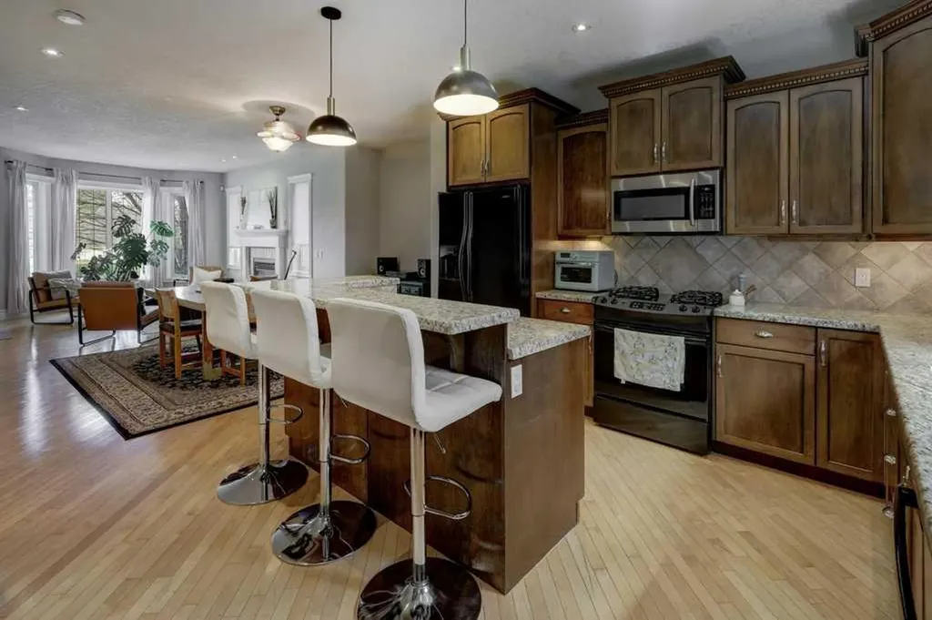 449 20 Avenue NE Calgary AB T2E 1R3