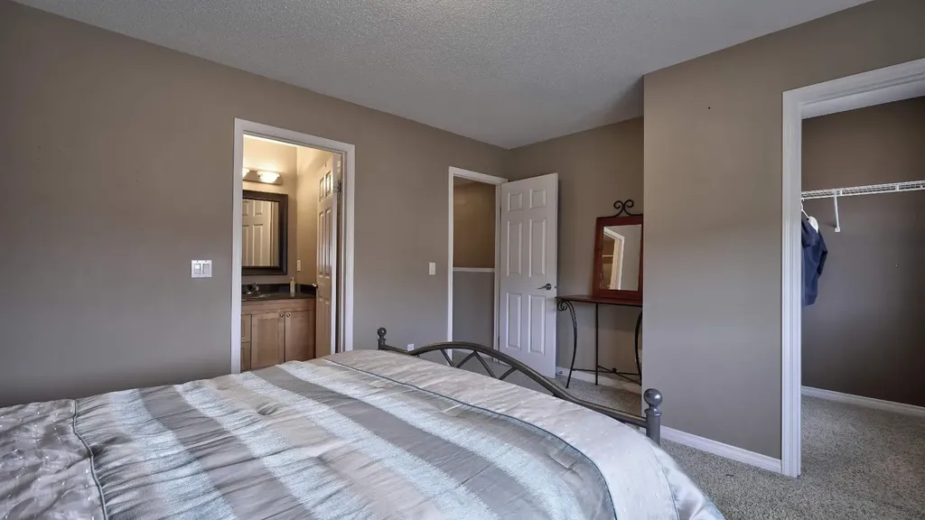 620 Luxstone Landing SW Airdrie AB T4B 0B6