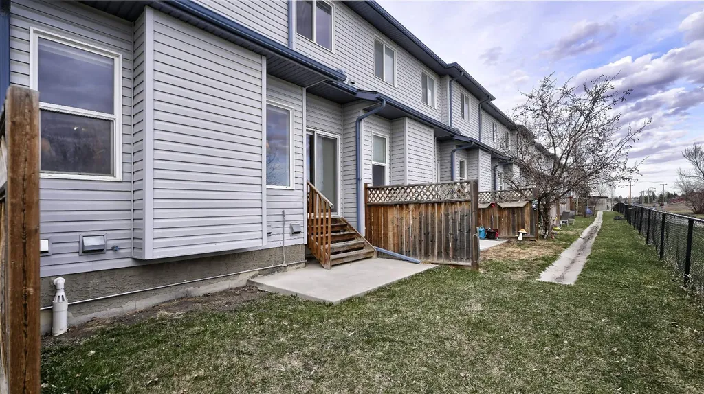 620 Luxstone Landing SW Airdrie AB T4B 0B6