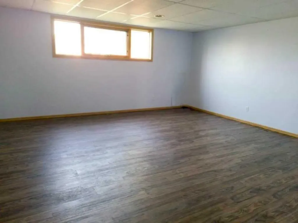 702 10 Avenue Wainwright AB T9W 1B8