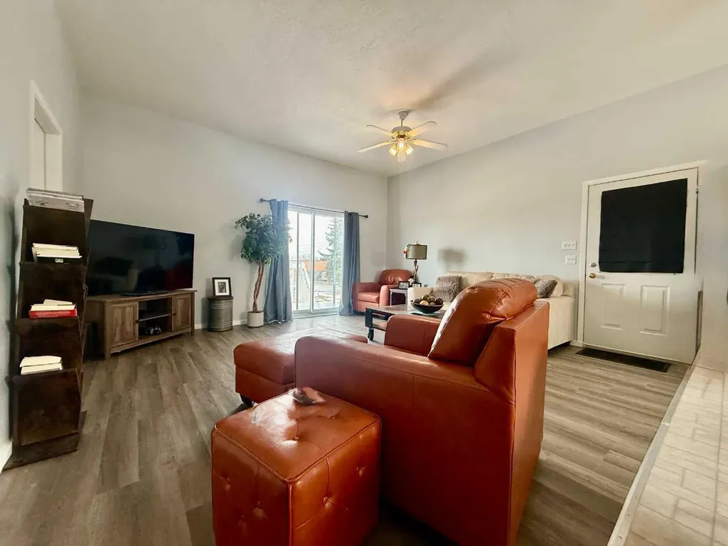 702 10 Avenue Wainwright AB T9W 1B8
