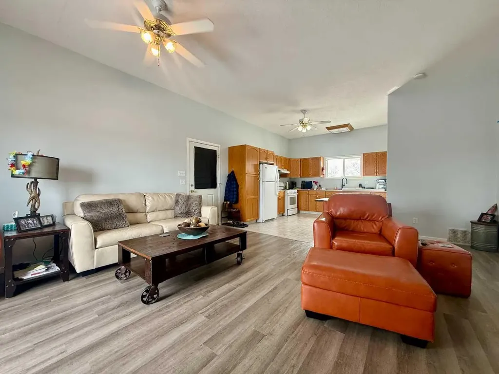 702 10 Avenue Wainwright AB T9W 1B8