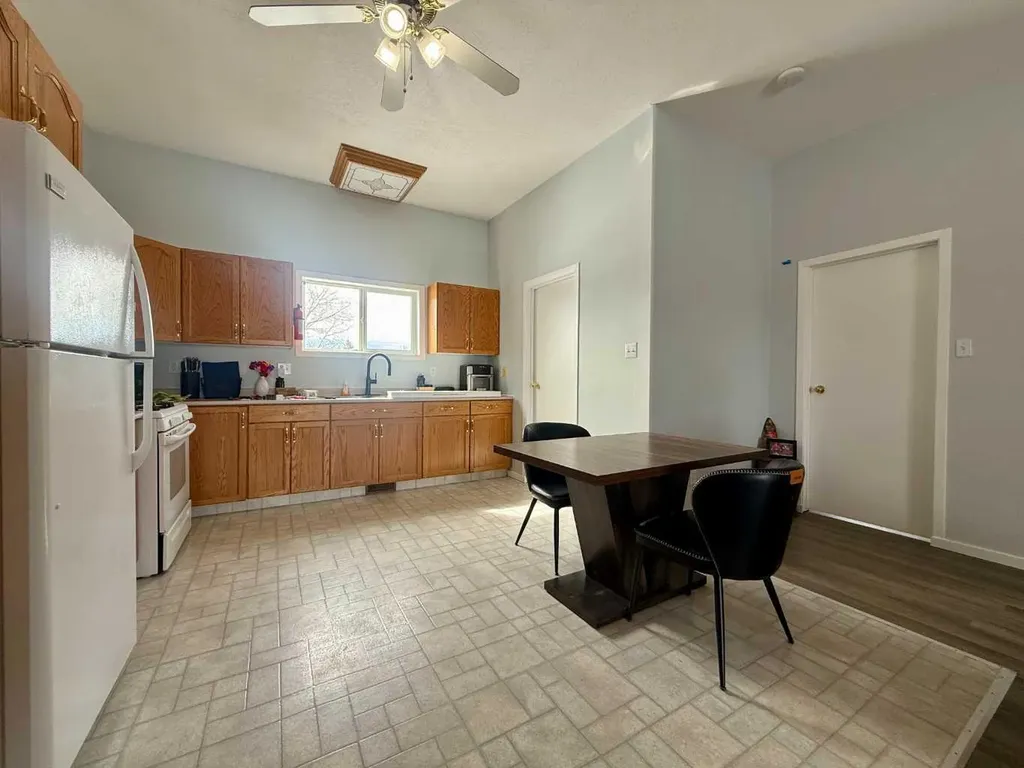 702 10 Avenue Wainwright AB T9W 1B8