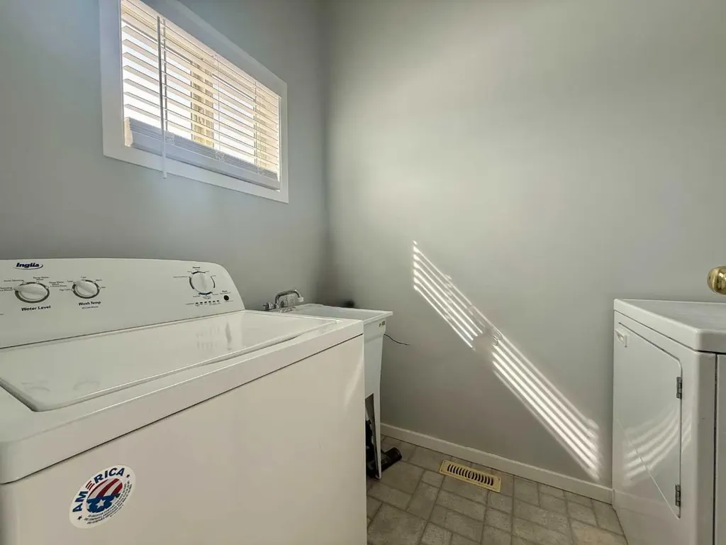 702 10 Avenue Wainwright AB T9W 1B8
