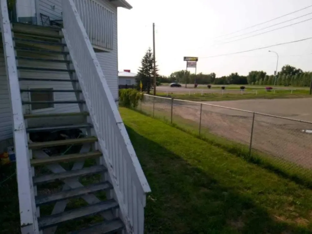 702 10 Avenue Wainwright AB T9W 1B8