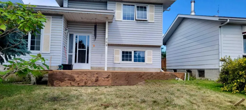 702 10 Avenue Wainwright AB T9W 1B8