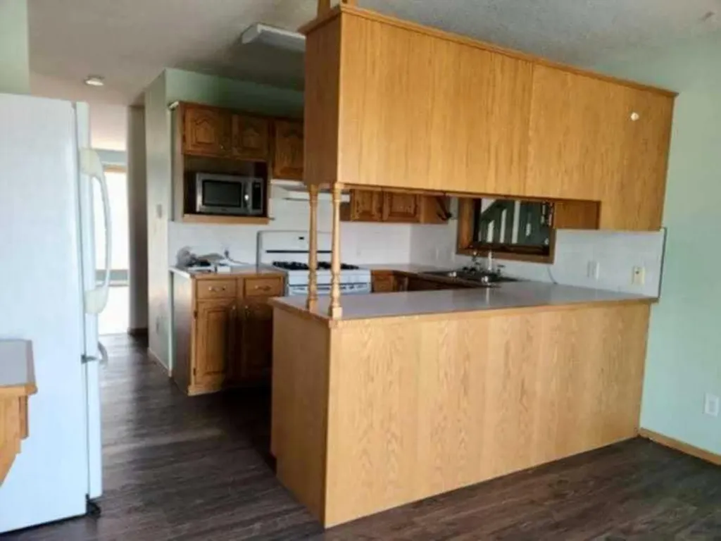 702 10 Avenue Wainwright AB T9W 1B8