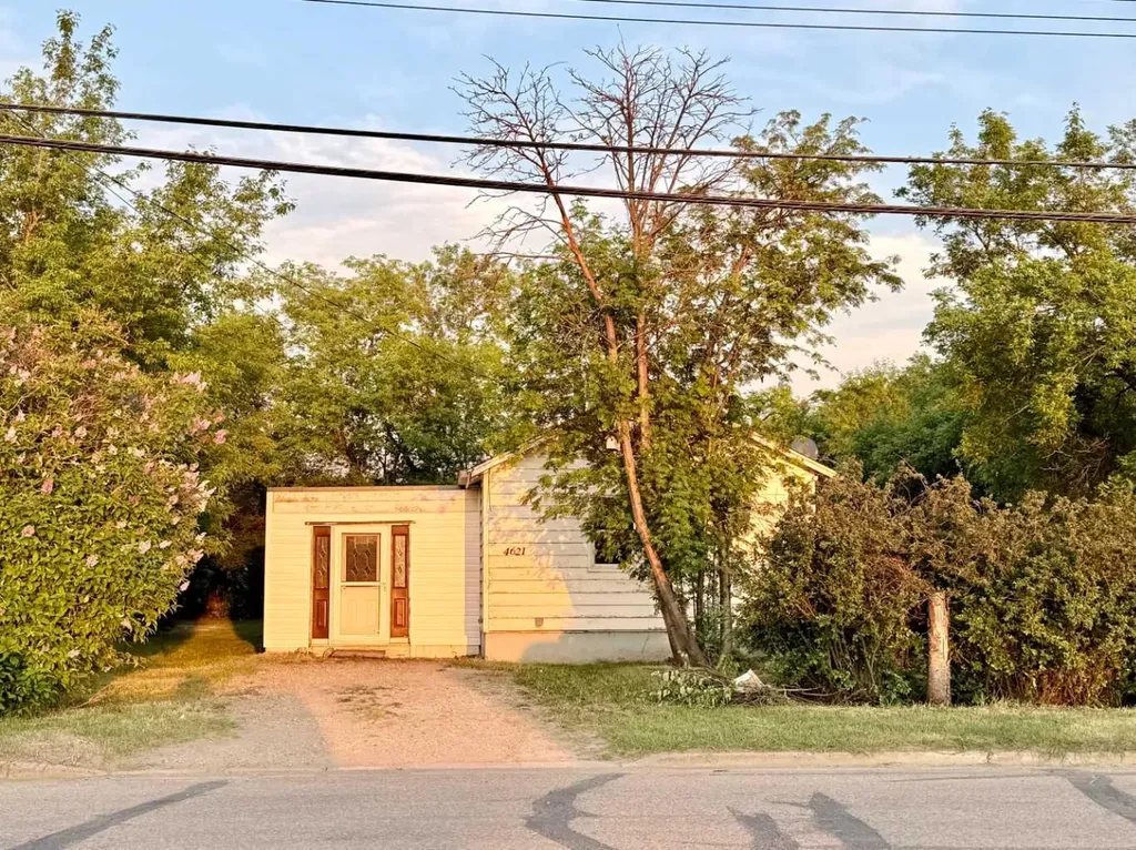 4621 46 Street Lacombe AB T4L 2W3