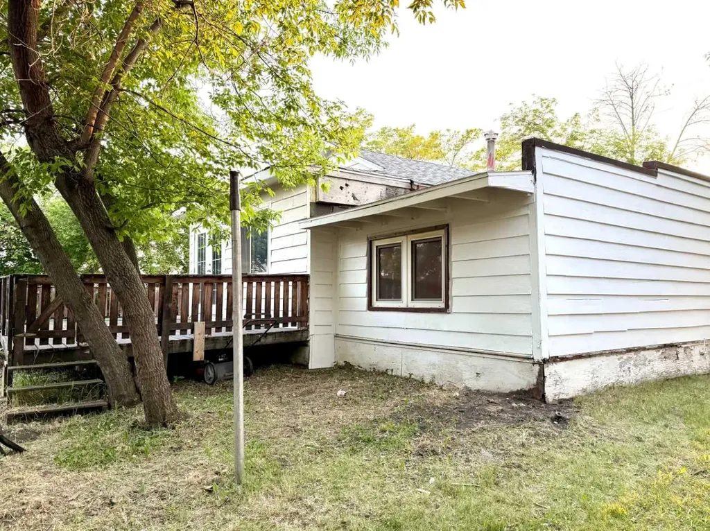 4621 46 Street Lacombe AB T4L 2W3