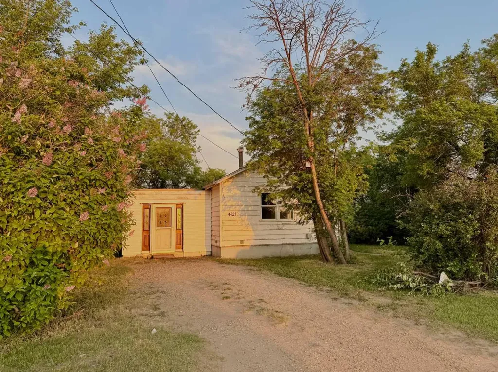 4621 46 Street Lacombe AB T4L 2W3