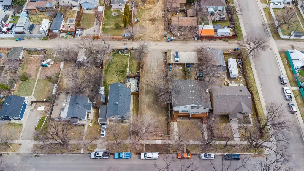 809 12 B Street North Lethbridge AB T1H 2M1