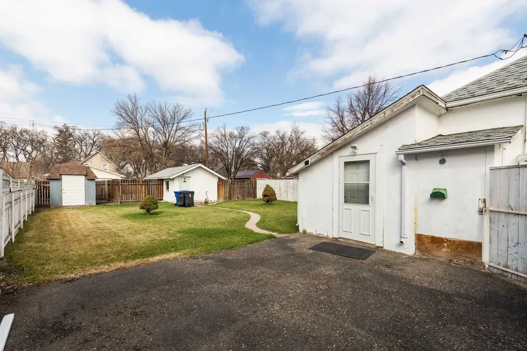 538 12c Street N Lethbridge AB T1H 2N3