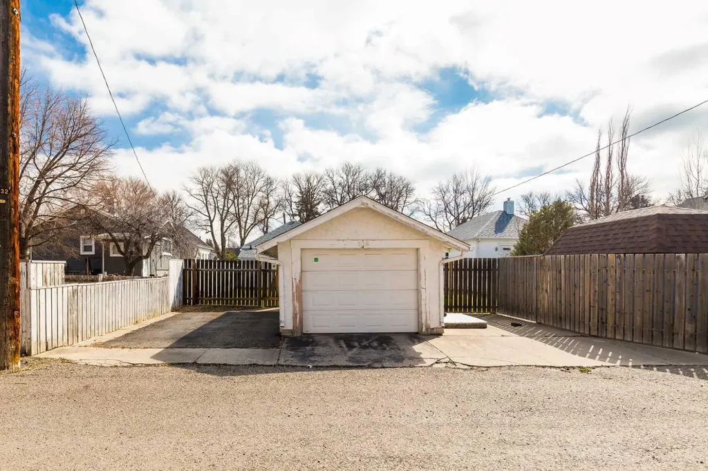 538 12c Street N Lethbridge AB T1H 2N3