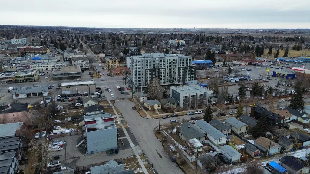 202 15 Avenue NE Calgary AB T2E 1G9