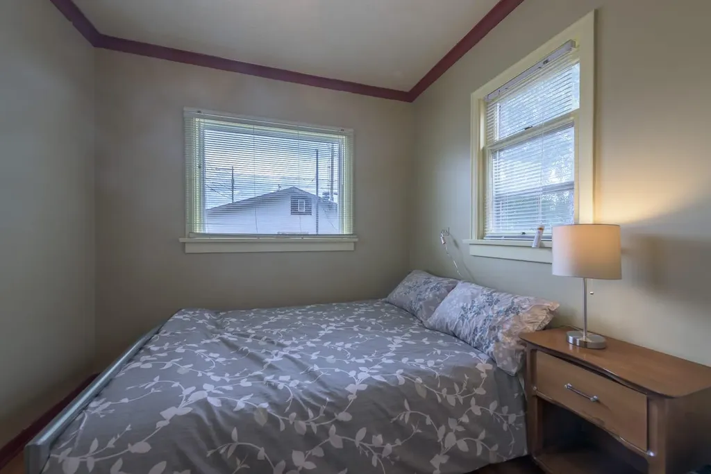 202 15 Avenue NE Calgary AB T2E 1G9