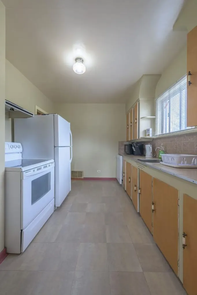 202 15 Avenue NE Calgary AB T2E 1G9