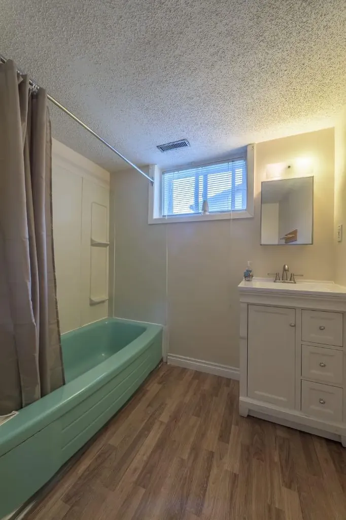 202 15 Avenue NE Calgary AB T2E 1G9