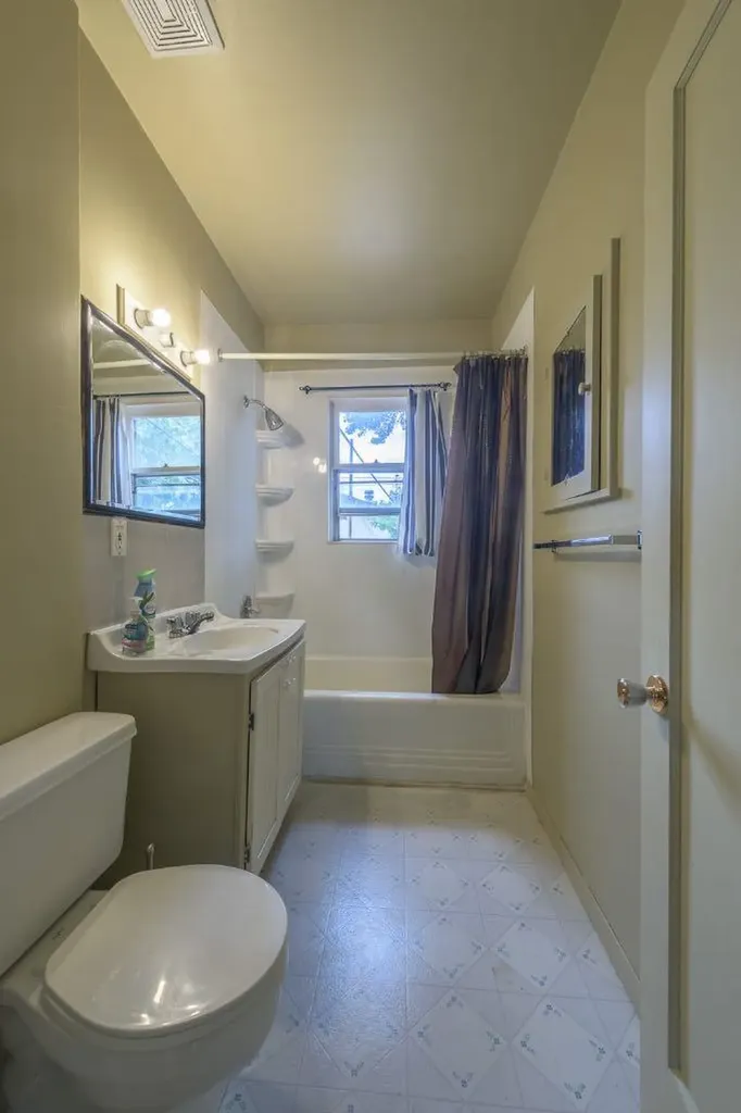 202 15 Avenue NE Calgary AB T2E 1G9