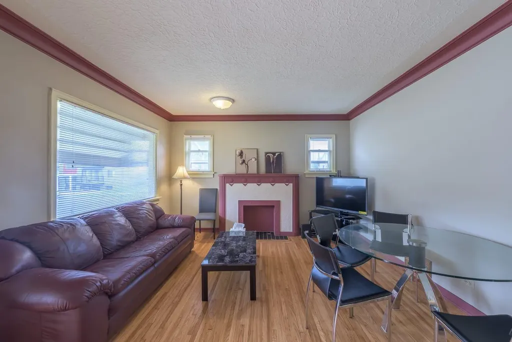 202 15 Avenue NE Calgary AB T2E 1G9