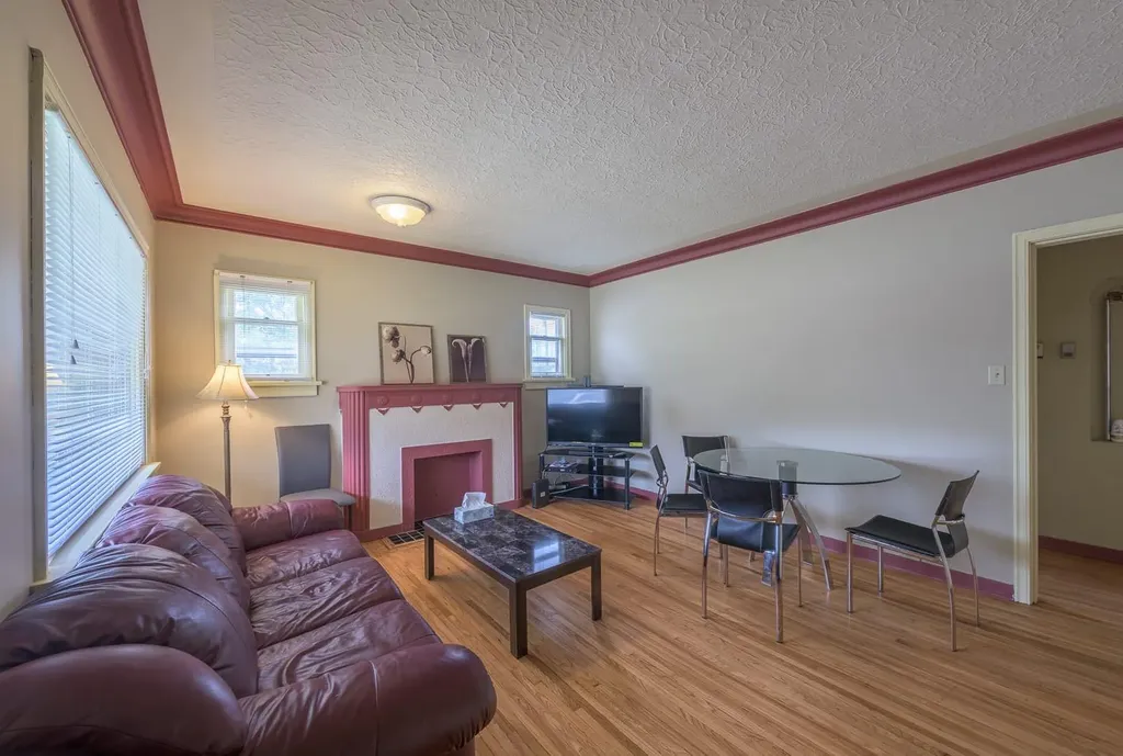 202 15 Avenue NE Calgary AB T2E 1G9