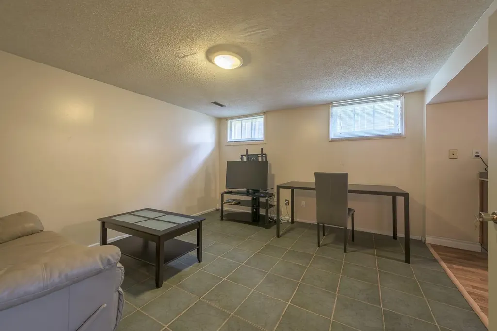202 15 Avenue NE Calgary AB T2E 1G9