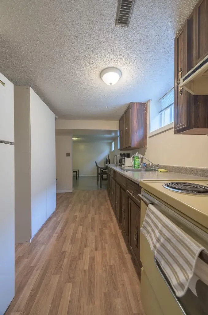 202 15 Avenue NE Calgary AB T2E 1G9