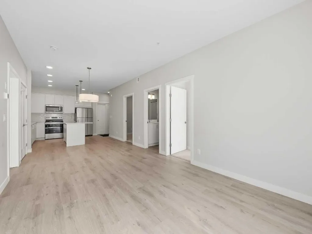 660 Shawnee Square SW Calgary AB T2Y 0X6