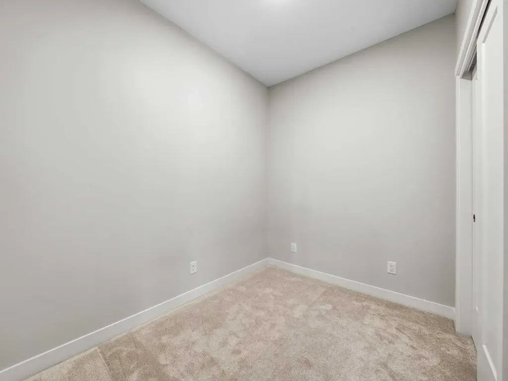 660 Shawnee Square SW Calgary AB T2Y 0X6