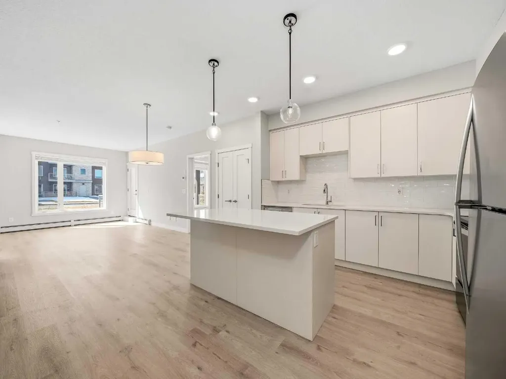660 Shawnee Square SW Calgary AB T2Y 0X6