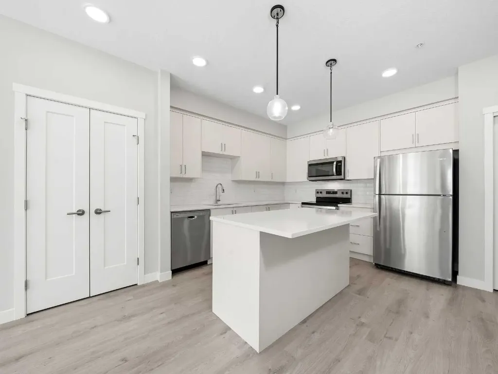 660 Shawnee Square SW Calgary AB T2Y 0X6