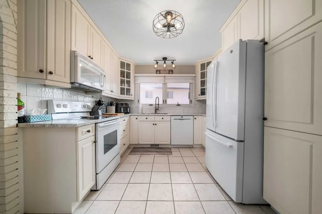 2672 12 Avenue SE Medicine Hat AB T1B 1V6