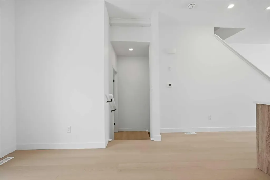 8814 48 Street NE Calgary AB T3J 5N8