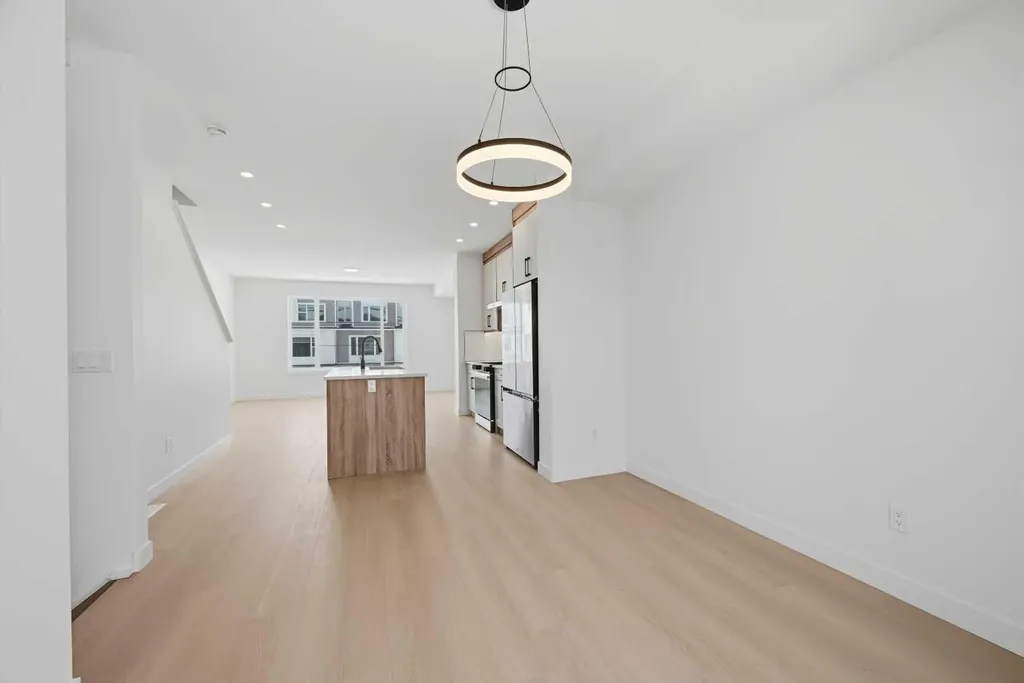 8814 48 Street NE Calgary AB T3J 5N8