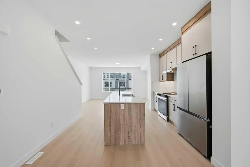 8814 48 Street NE Calgary AB T3J 5N8