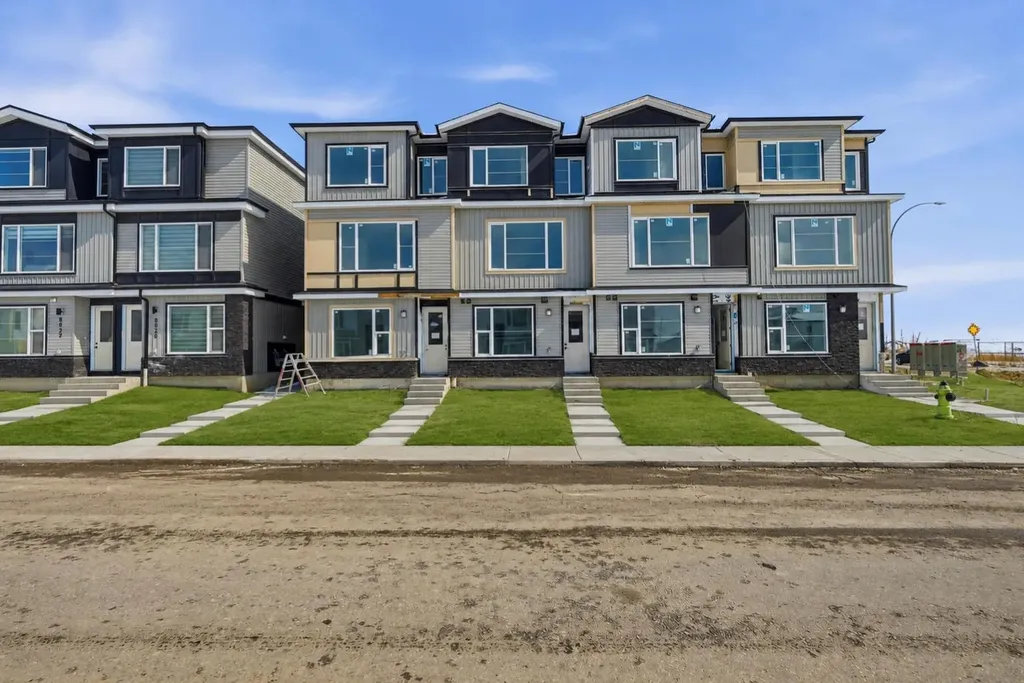 8814 48 Street NE Calgary AB T3J 5N8