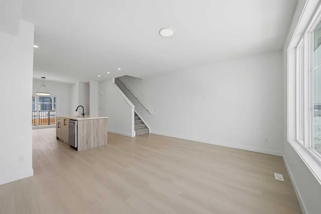 8814 48 Street NE Calgary AB T3J 5N8
