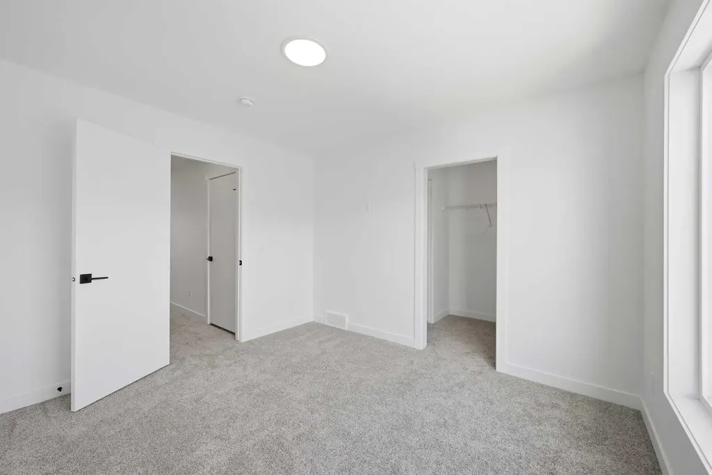 8814 48 Street NE Calgary AB T3J 5N8