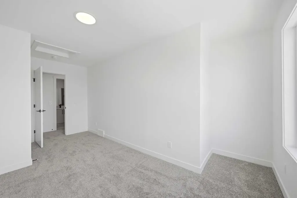 8814 48 Street NE Calgary AB T3J 5N8