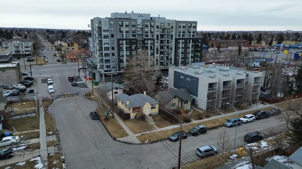 206 15 Avenue NE Calgary AB T2E 1G9